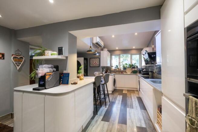 KITCHEN / BREAKFAST ROOM