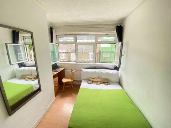 room-2-flat-12-gilbertson-house-e14-8pl-993565