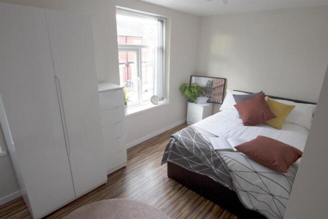 Bright, tidy double bedroom with a comfortable ...