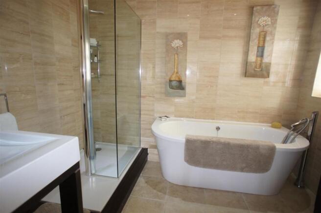 LUXURY EN SUITE BATH