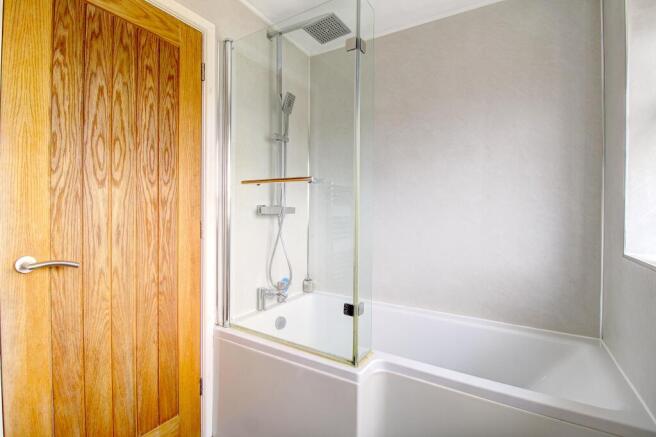 Family Bathroom (left)