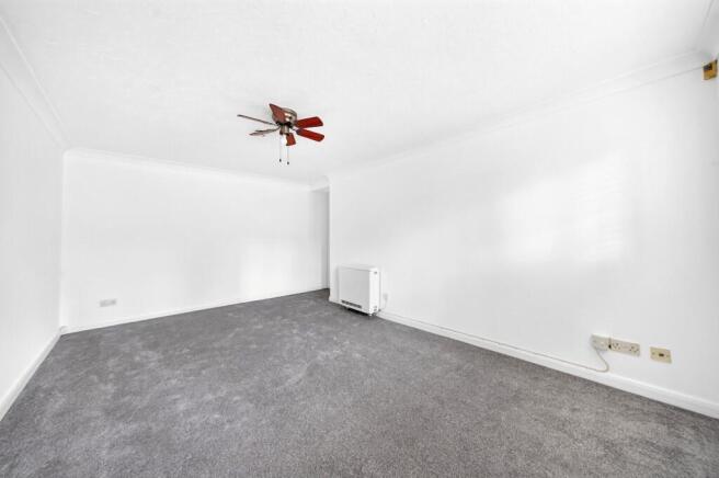 Rainham Road, Rainham, Havering, London, RM13 photo 4