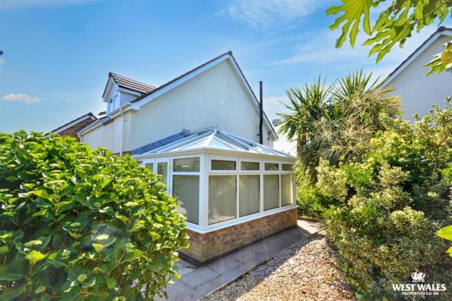 Best outside Conservatory photo.jpg