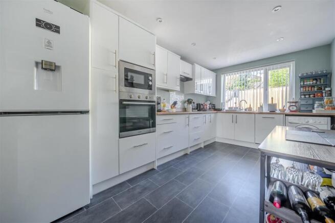 KITCHEN / DINING ROOM