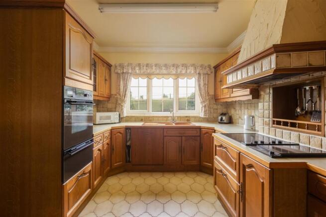 4 bed House for sale Image 4