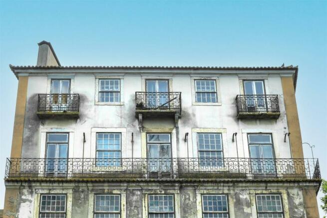 Charming Building, Estrela