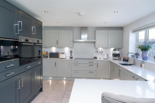 5 bed Detached for sale Image 12
