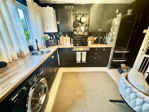 KITCHEN/DINING ROOM