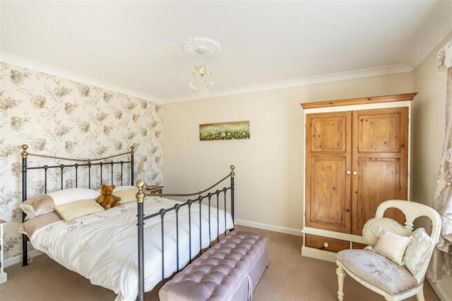 4 bed Detached for sale Image 12