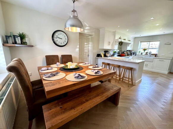 4 bed Detached for sale Image 7