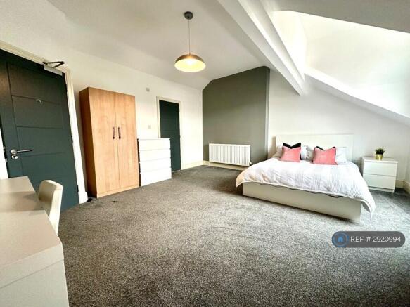 8 bed End of Terrace to rent Image 10