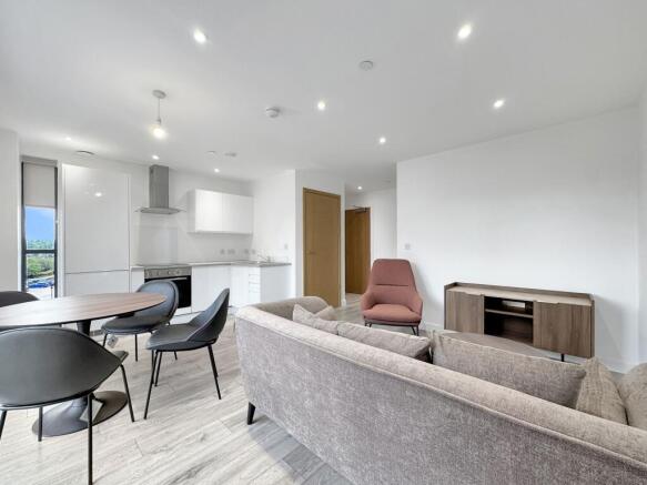 2 bed Apartment to rent Image 4