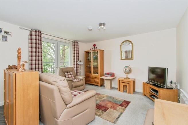3 bed Ground Flat for sale Image 6
