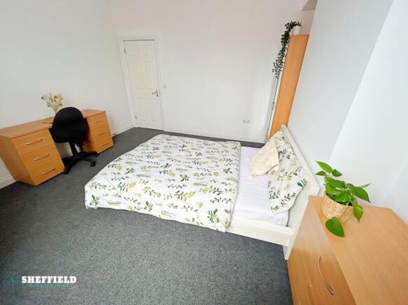 Bright, neatly presented double bedroom with a ...
