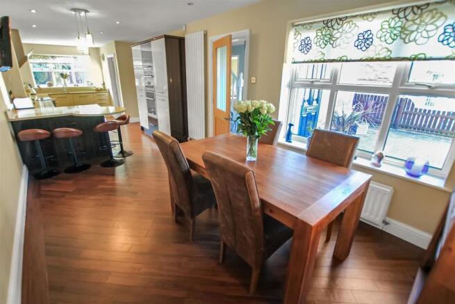Dining Area (2).jpg