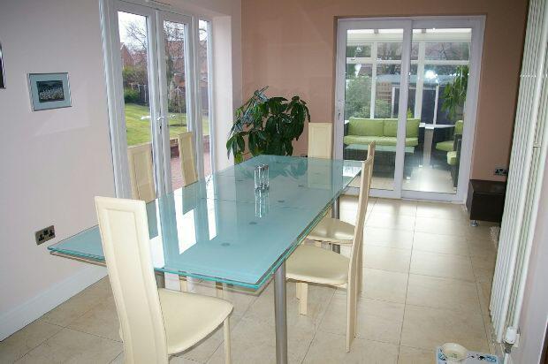 L Shaped Kitchen/Din
