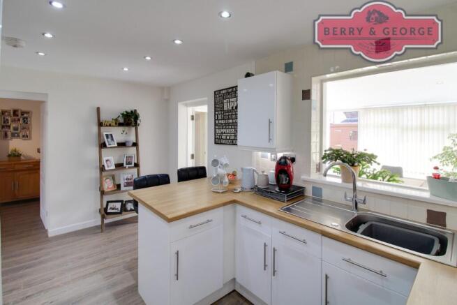 KITCHEN / BREAKFAST