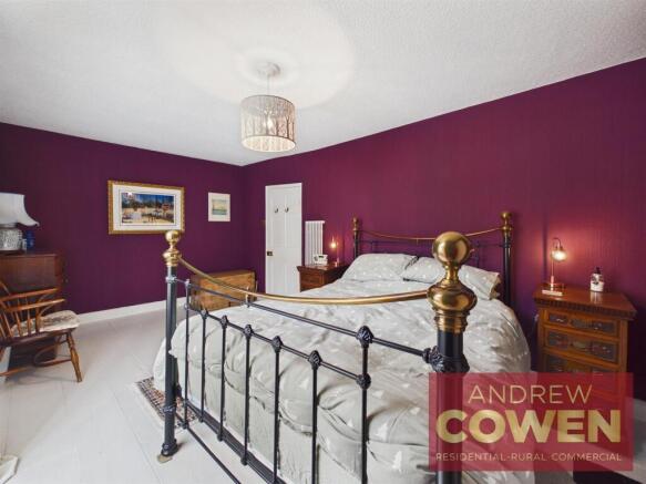 4 bed Semi-Detached for sale Image 6