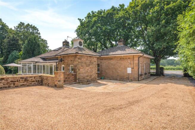 6 bed Detached for sale Image 10