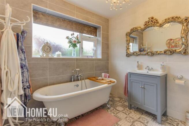 FAMILY BATHROOM: