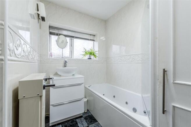3 bed Apartment for sale Image 7