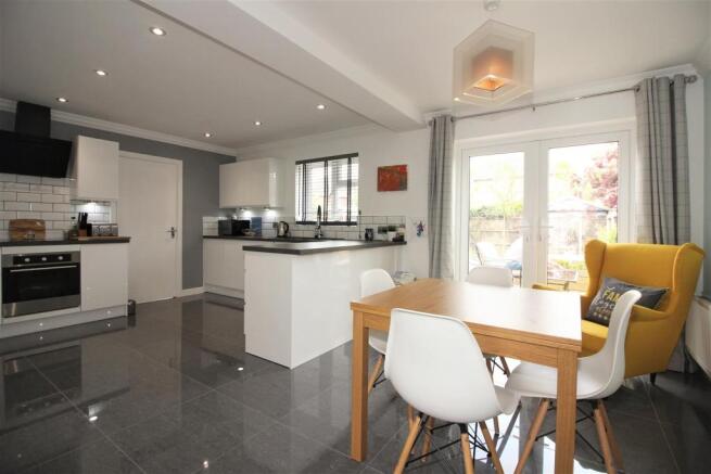 OPEN-PLAN KITCHEN/DINER