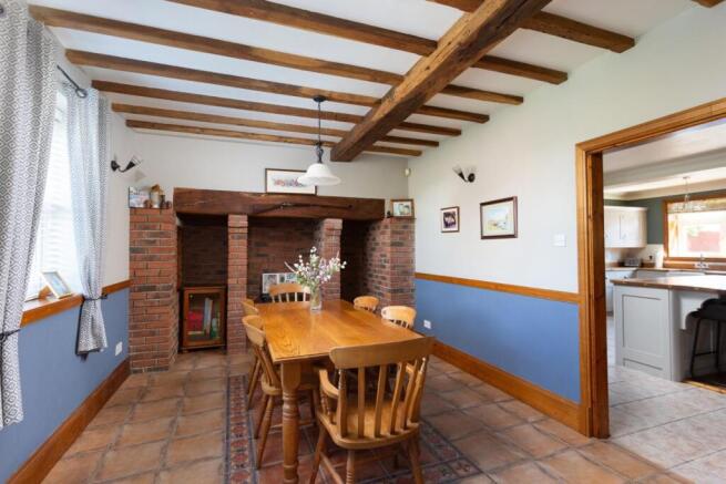6 bed Detached for sale Image 8