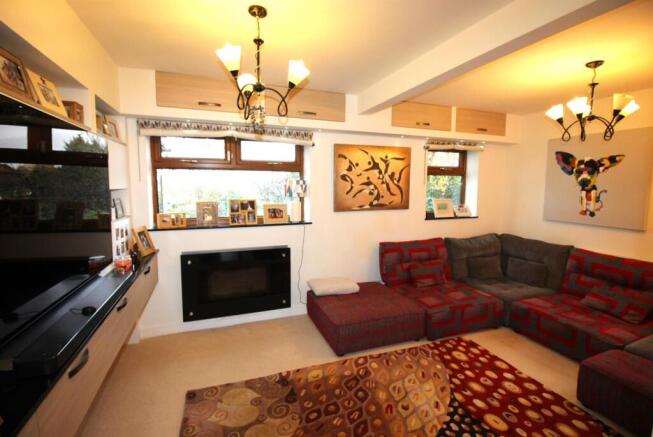5 bed Detached to rent Image 8