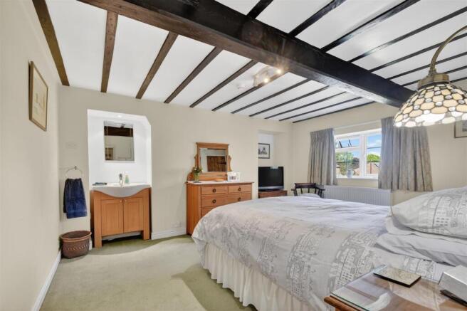 5 bed Semi-Detached for sale Image 6