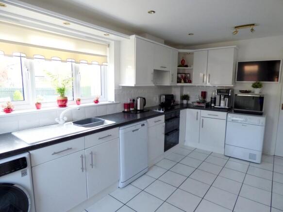 KITCHEN/BREAKFAST RO