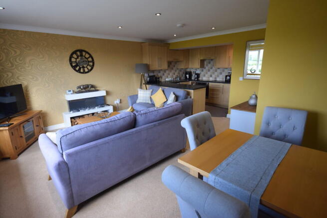 LOUNGE/DINER 
