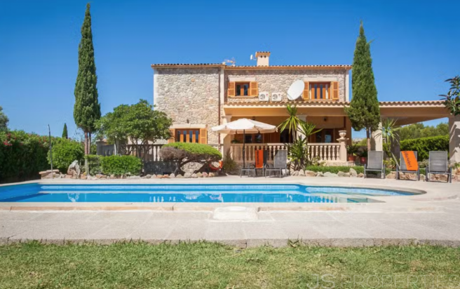 VILLA WITH RENTAL LICENCE