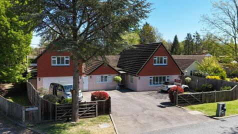 The Drive, Ifold, RH14