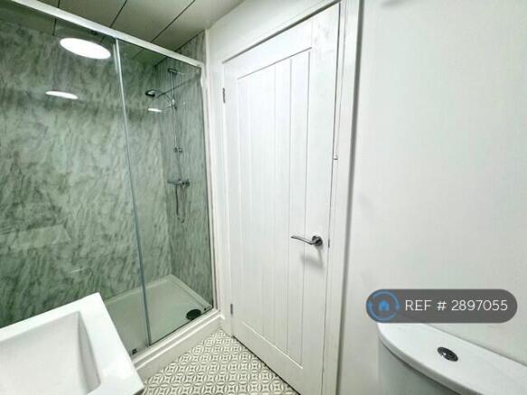 3 bed Flat to rent Image 5
