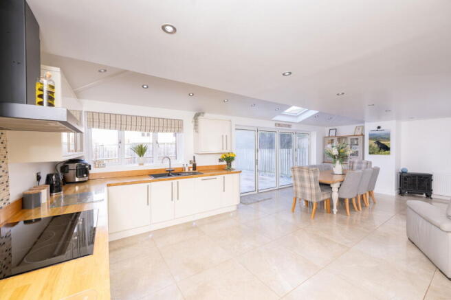 5 bed Detached for sale Image 4