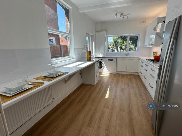 Fully Fitted Kitchen 