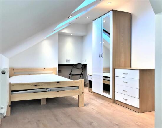 This beautifully designed double bedroom featur...