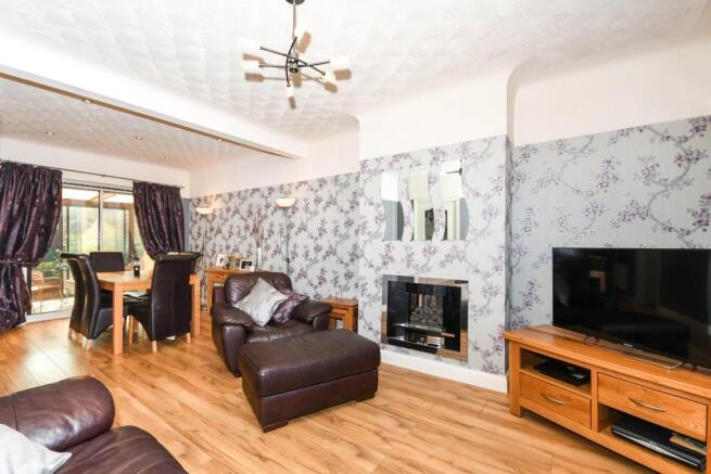 Lounge through to di