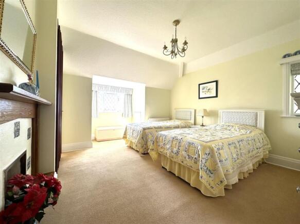 4 bed House for sale Image 9