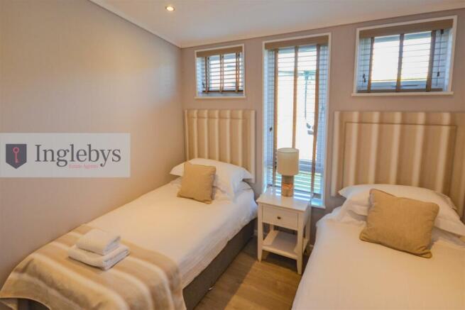 3 bed Park Home for sale Image 12