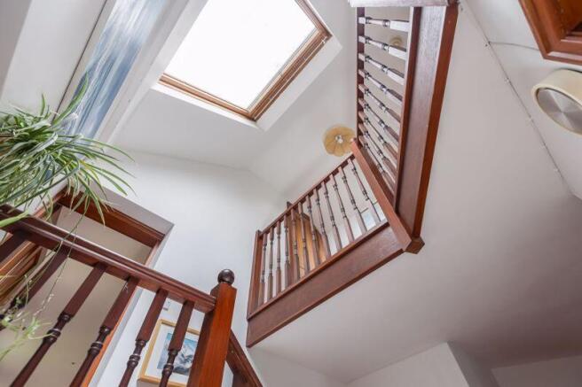 5 bed Detached for sale Image 9