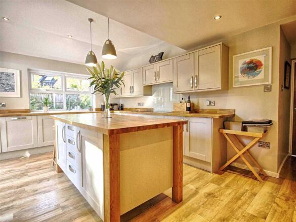 KITCHEN /BREAKFAST ROOM