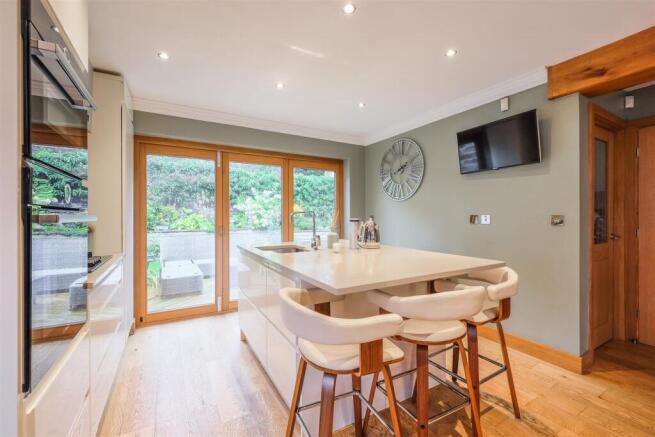 5 bed Detached for sale Image 7