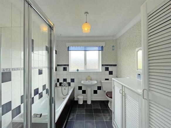 Ainslie Terrace 3 - Bathroom.jpg