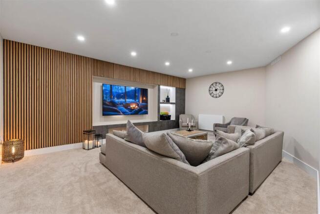 5 bed Detached for sale Image 12