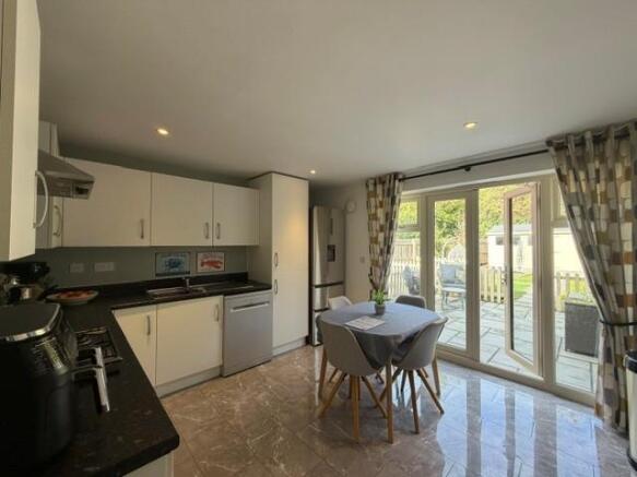 Kitchen 2.jpg