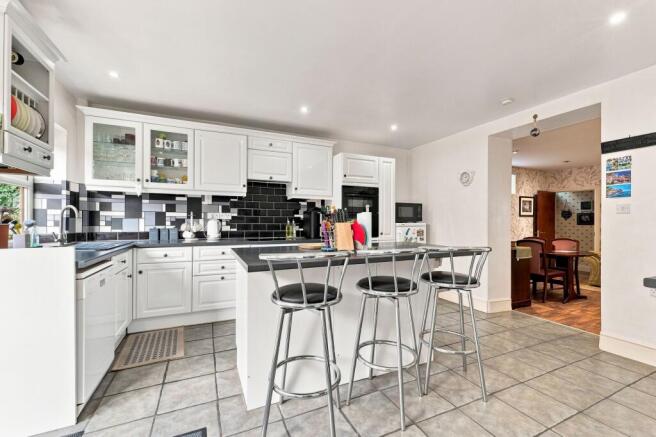5 bed Semi-Detached for sale Image 12