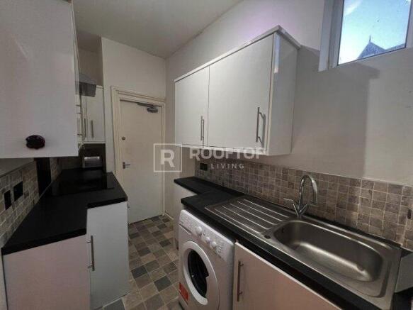 3 bed House Share to rent Image 11