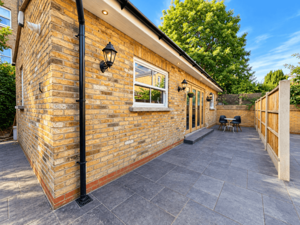 1 bedroom Apartment for rent with outdoor space i