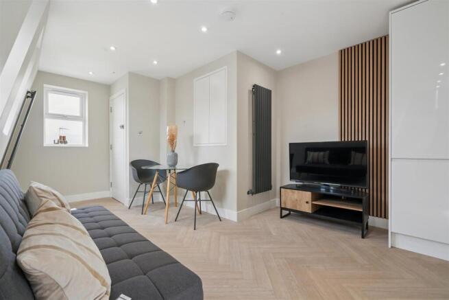 Flat 4 20 Hoyle Road reception 6.jpg